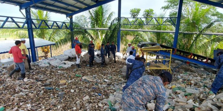 Reservistas del Ejército contribuyen a limpieza del río Motagua