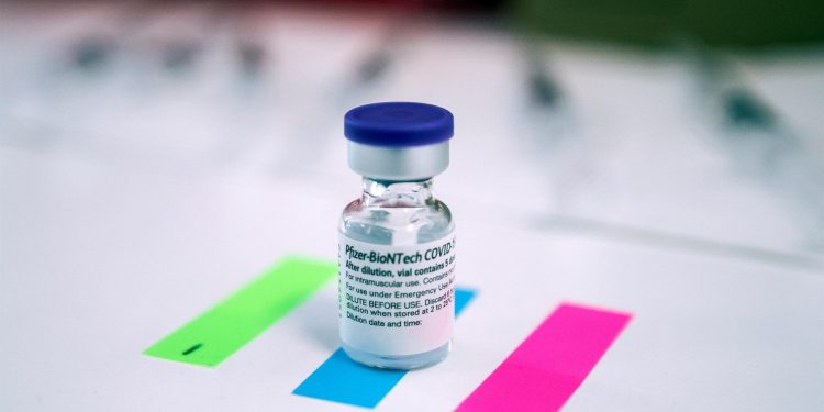 EE. UU. compra 500 millones de vacunas para la distribución global, según medios