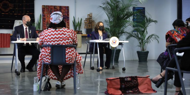 Vicepresidenta Kamala Harris sostiene reunión de trabajo con organizaciones de sociedad civil