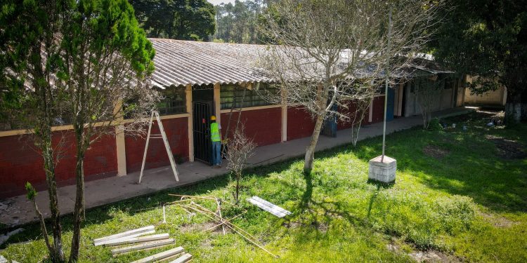 Comienzan mejoras en instituto básico de El Tejar