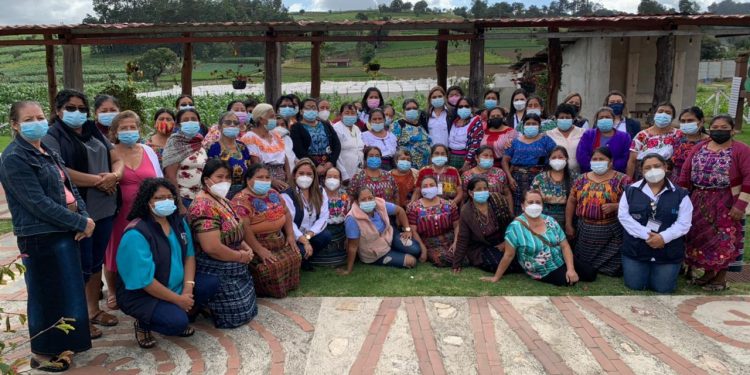 Grupo de comadronas se une a lucha contra la trata de personas