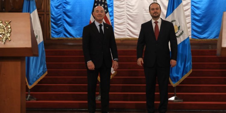 Guatemala y EE. UU. reiteran compromiso para combatir el crimen organizado regional