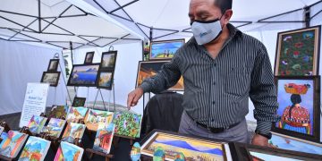 Artistas originarios de Sololá exponen sus productos en Ciudad de Cayalà.