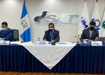 Autoridades de la SAT durante la presentación de los casos de evasión