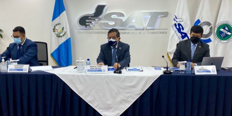 Autoridades de la SAT durante la presentación de los casos de evasión