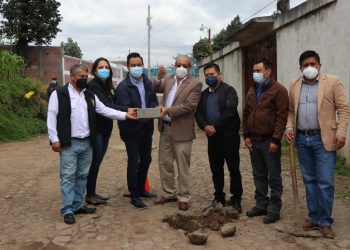 Autoridades municipales y departamentales en el acto de primera piedra del mejoramiento de camino rural en aldea Caxaque, San Marcos. Crédito Whitmer Barrera.