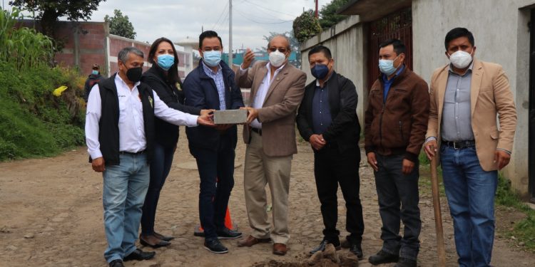 Autoridades municipales y departamentales en el acto de primera piedra del mejoramiento de camino rural en aldea Caxaque, San Marcos. Crédito Whitmer Barrera.