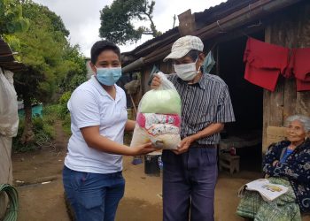 Vecinos de San Martín Zapotitlán reciben dotación de víveres