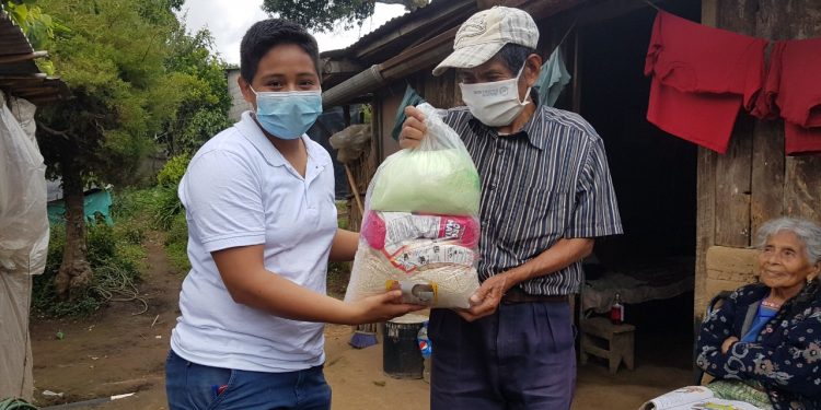 Vecinos de San Martín Zapotitlán reciben dotación de víveres