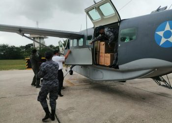 Trasladan vía aérea más de 22 mil dosis de la vacuna contra el COVID-19 a Zacapa y Petén