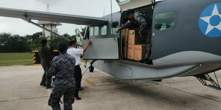 Trasladan vía aérea más de 22 mil dosis de la vacuna contra el COVID-19 a Zacapa y Petén