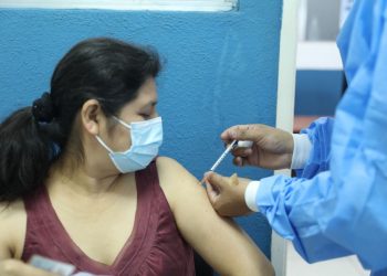 El IGSS realiza el proceso de inmunización respetando las medidas sanitarias. Foto Leonel Jiménez