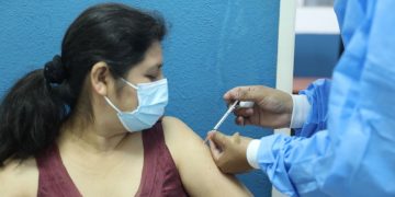 El IGSS realiza el proceso de inmunización respetando las medidas sanitarias. Foto Leonel Jiménez