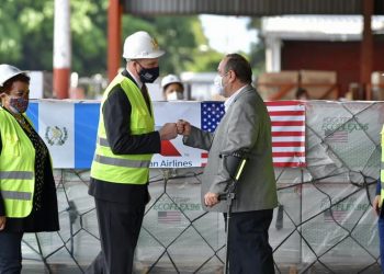 El presidente Alejandro Giammattei recibió el lote de 1.5 millones de dosis de vacunas contra COVID-19
