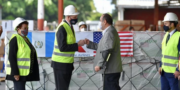 El presidente Alejandro Giammattei recibió el lote de 1.5 millones de dosis de vacunas contra COVID-19