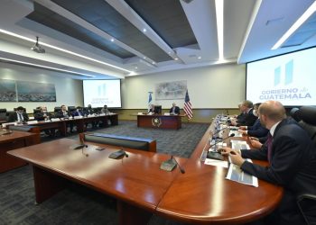 El presidente Alejandro Giammattei, se reunió con los seis senadores de EE.UU. en Casa Presidencial