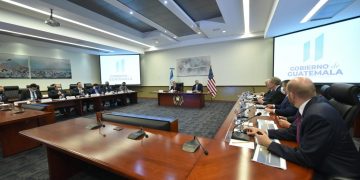El presidente Alejandro Giammattei, se reunió con los seis senadores de EE.UU. en Casa Presidencial