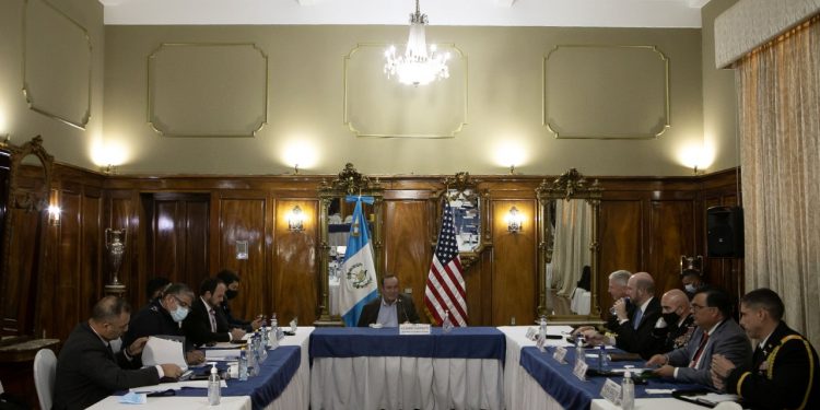 Presidente se reúne con jefe del Comando Sur