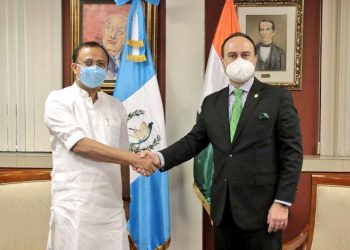 El viceministro para Asuntos Exteriores de la República de la India, Vellamvelly Muraleedharan ( izquierda)y el canciller Pedro Brolo (derecha).