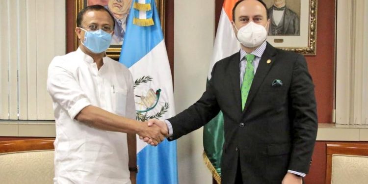 El viceministro para Asuntos Exteriores de la República de la India, Vellamvelly Muraleedharan ( izquierda)y el canciller Pedro Brolo (derecha).