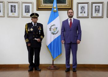 Miembro fundador de bomberos municipales y voluntarios recibe Orden del Quetzal