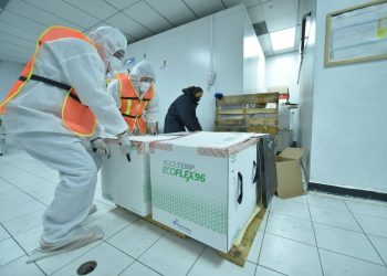 Entregan 500 mil vacunas contra COVID-19 al IGSS para inmunización de maestros.