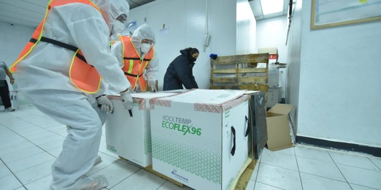 Entregan 500 mil vacunas contra COVID-19 al IGSS para inmunización de maestros.