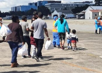 EE. UU. reanuda vuelos para migrantes que arribaron recientemente de manera irregular a su territorio