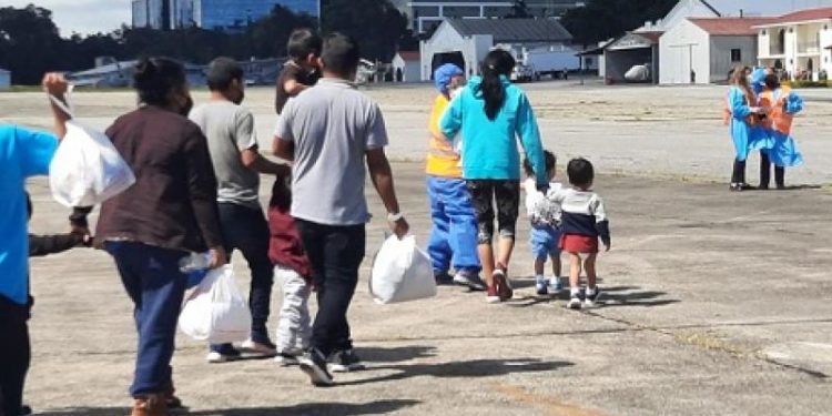 EE. UU. reanuda vuelos para migrantes que arribaron recientemente de manera irregular a su territorio