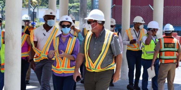 Guardacostas de Estados Unidos realizan visita en Portuaria Quetzal.