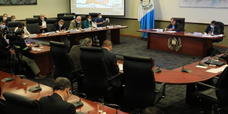 La cuarta reunión con alcaldes de Jutiapa y Sololá se realizó de formal virtual en Casa Presidencial.