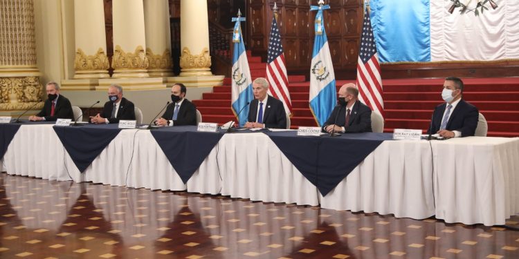 La delegación de senadores bipartidista de Estados Unidos realiza una visita de dos días por Guatemala.