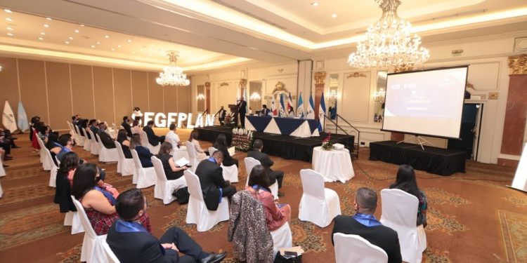 La graduación de la primera cohorte se realizo en la capital guatemalteca.