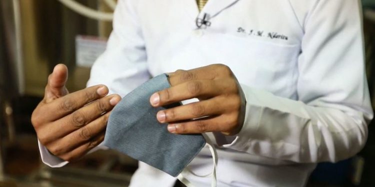 La nanomascarilla, que ha superado los test del Ministerio de Sanidad de Kenia. Foto: EFE