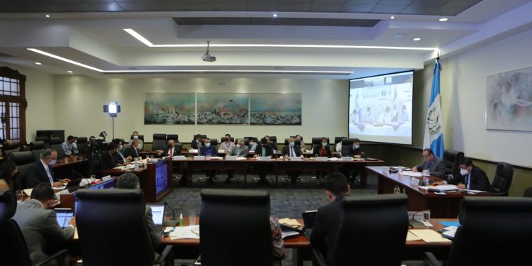 Las reuniones con alcaldes y gobernadores se realizan de forma virtual.