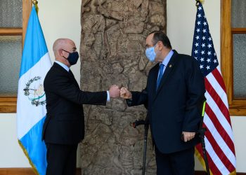 Mandatario Alejandro Giammattei durante el recibimiento del Secretario de Seguridad Nacional