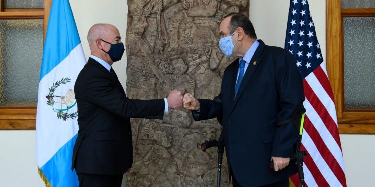 Mandatario Alejandro Giammattei durante el recibimiento del Secretario de Seguridad Nacional