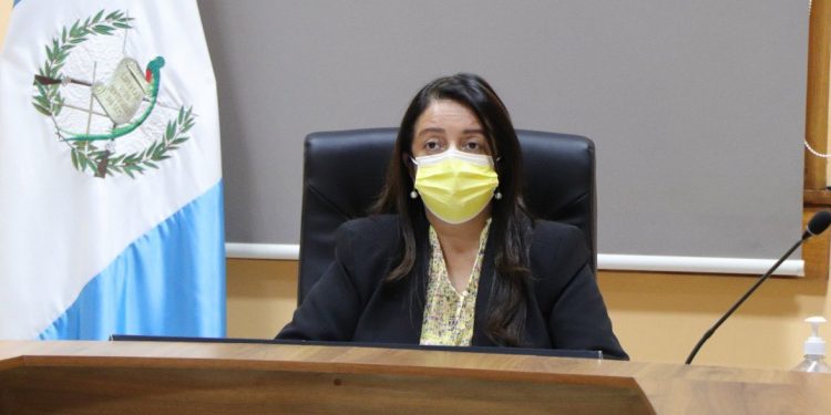 Ministra de Educación acompaña cuarta entrega de alimentación escolar en Alta Verapaz