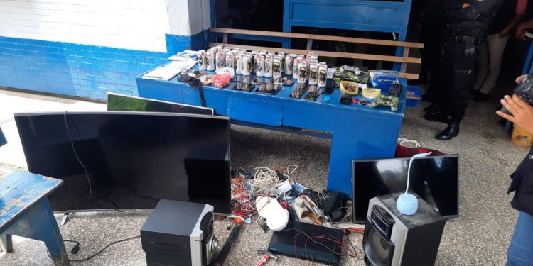 Localizan droga, celulares y licor durante requisa en cárcel Pavón