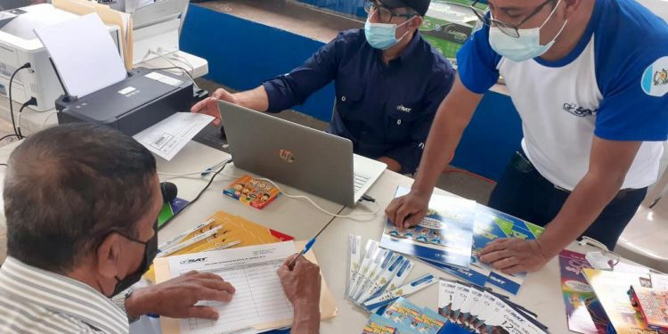 Pobladores de Zapotitlán, Jutiapa llegan a la jornada móvil de servicios integrados de la SCEP