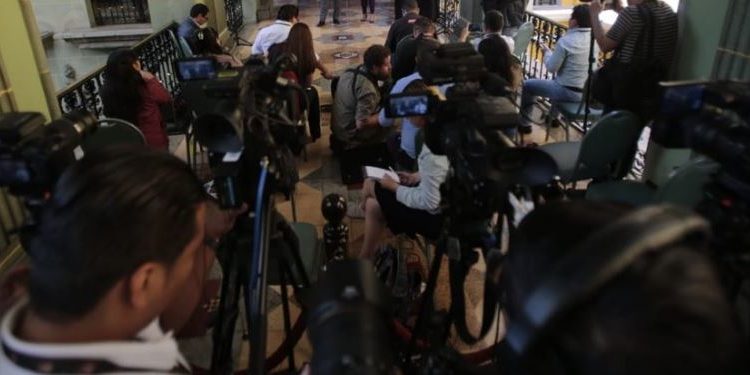 Gobierno retoma análisis para implementar programa de protección de periodistas