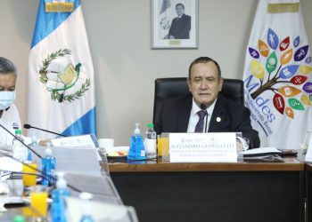 Presidente Alejandro Giammattei durante gira de trabajo con autoridades del Mides.