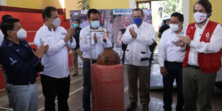 Presidente Alejandro Giammattei durante la inauguración de los proyectos en San Cristóbal Cucho