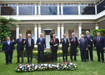 Presidente Alejandro Giammattei durante saludo con senadores estadounidenses