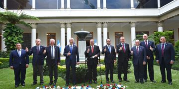 Presidente Alejandro Giammattei durante saludo con senadores estadounidenses