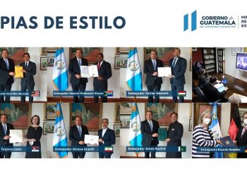 Siete embajadores designados presentaron sus copias de estilo al Ministro de Relaciones Exteriores, Pedro Brolo.