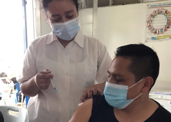 Más de 500 policías reciben vacuna contra el COVID-19 en Escuintla