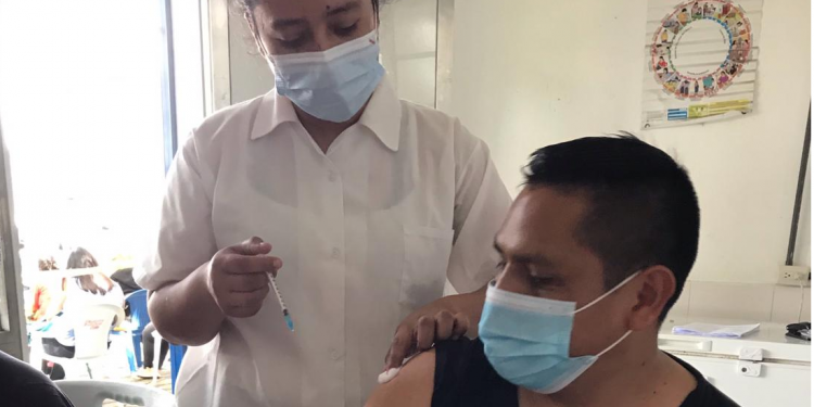 Más de 500 policías reciben vacuna contra el COVID-19 en Escuintla