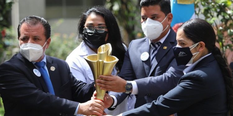Antorcha del Bicentenario recorre Quetzaltenango