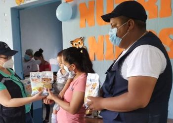 Una madre de familia de Chiquimula recibe el alimento fortificado